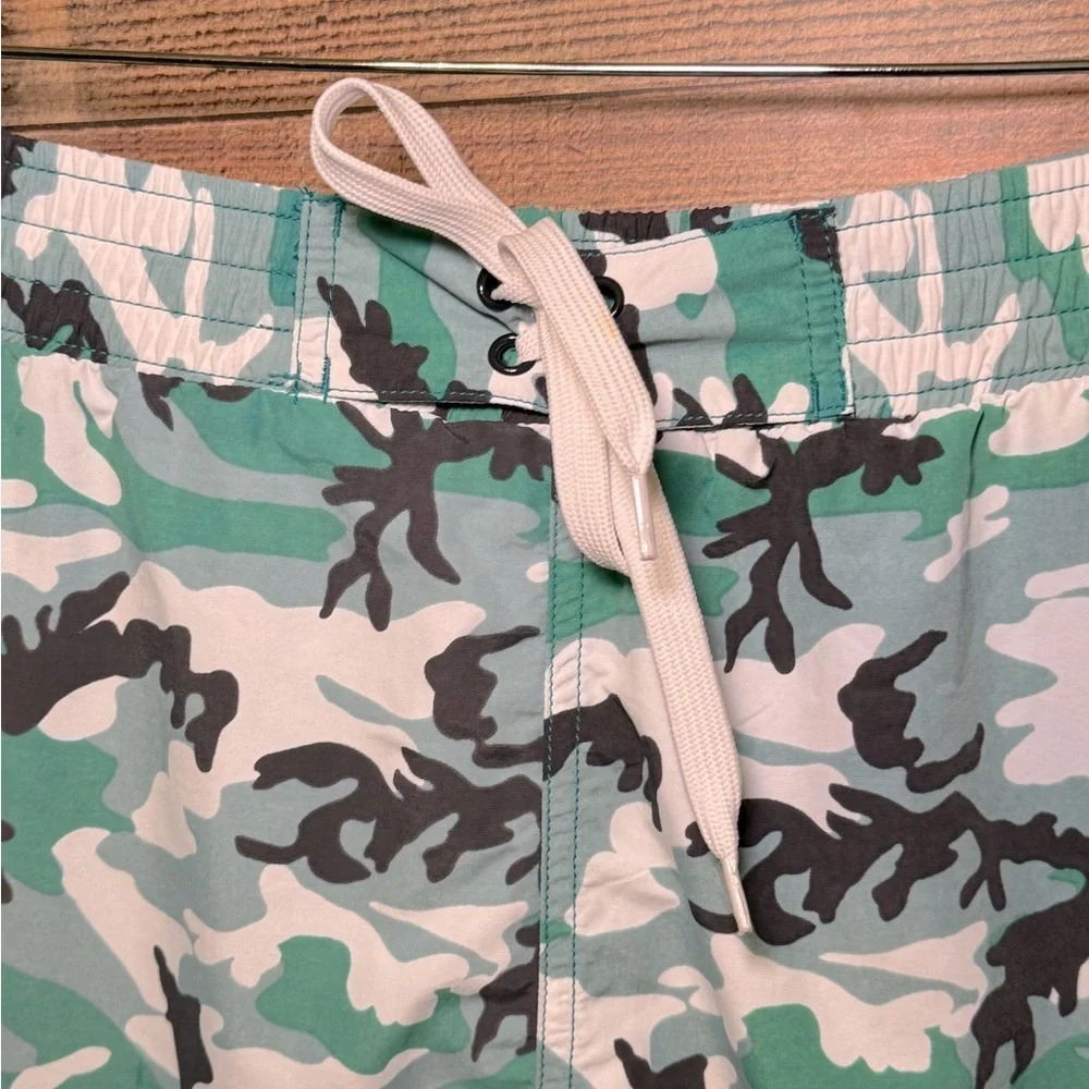 🌻 Life Is Good Green Camo Board Shorts Swim Trunks Men's size Large Swim Vacay - Picture 4 of 9